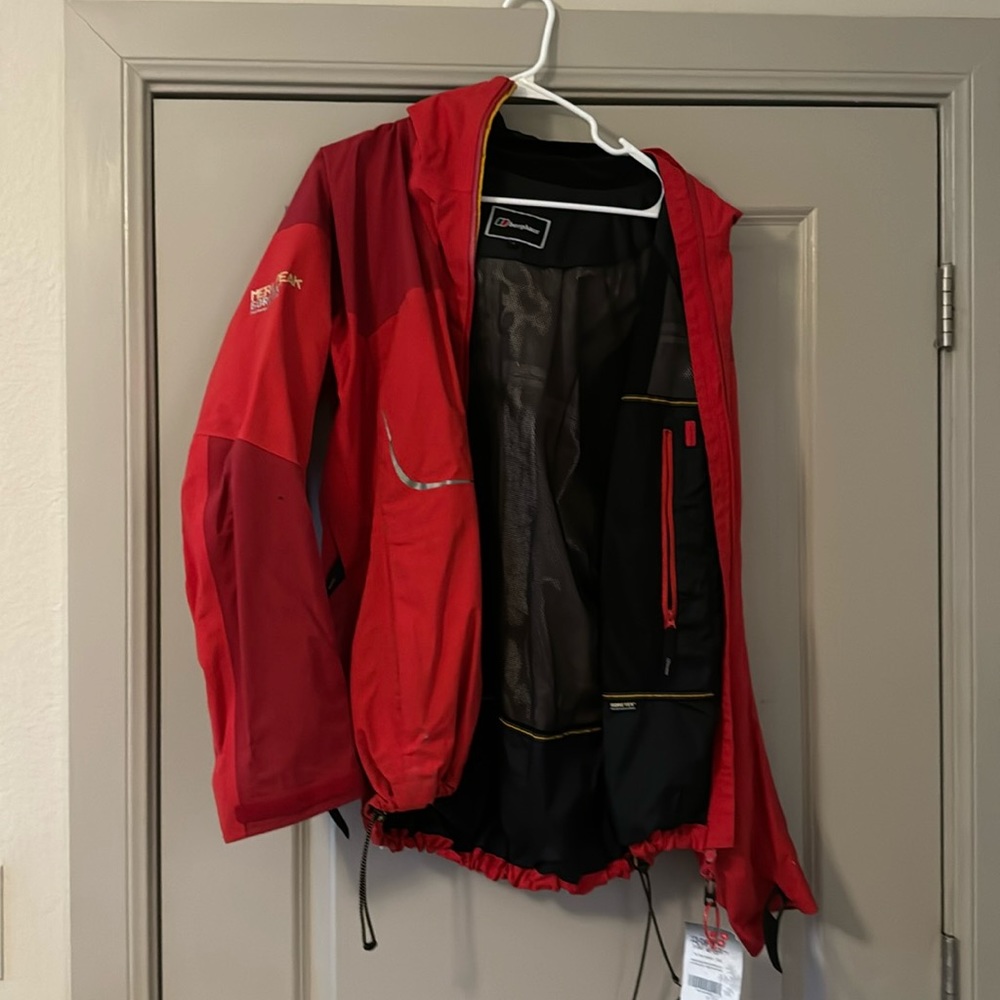 Berghaus Mera Peak Gore-Tex Jacket : Red
